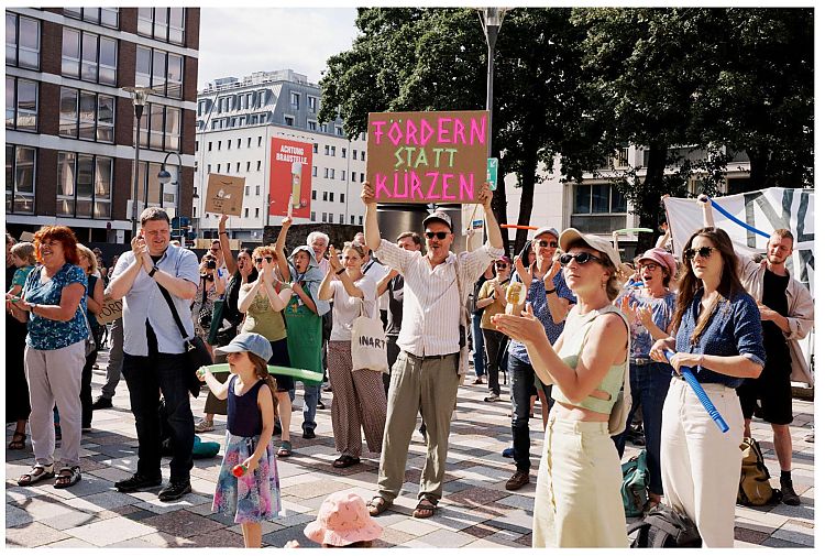 Demo-Schild Fördern statt Kürzen